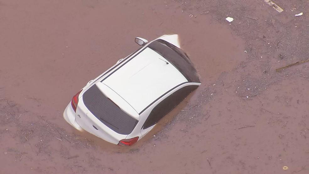 Carro submerso em Santo André, na Grande SP