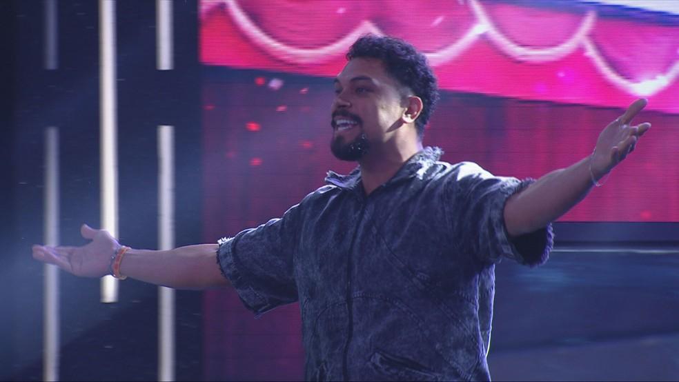 Vinícius chega à Festa da Líder Renata no BBB 25