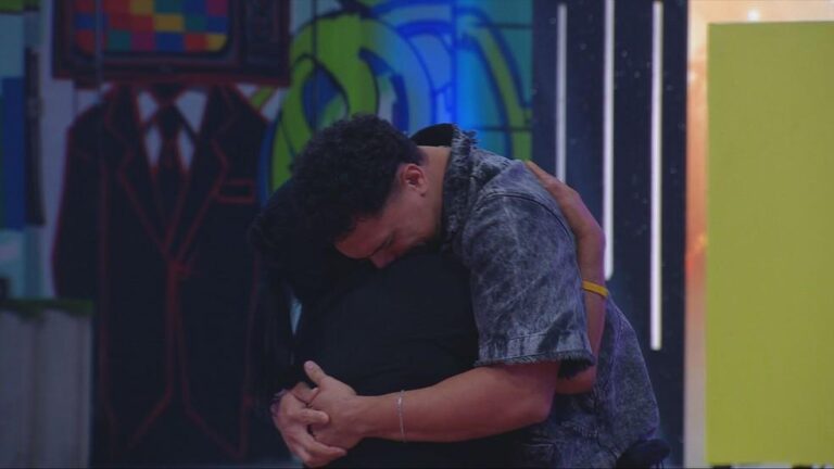 Vinícius Chora e Debocha na Festa da Líder Renata no BBB 25
