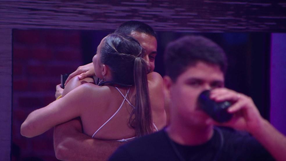 Maike abraça Renata e se declara: 'Você é importante para mim'