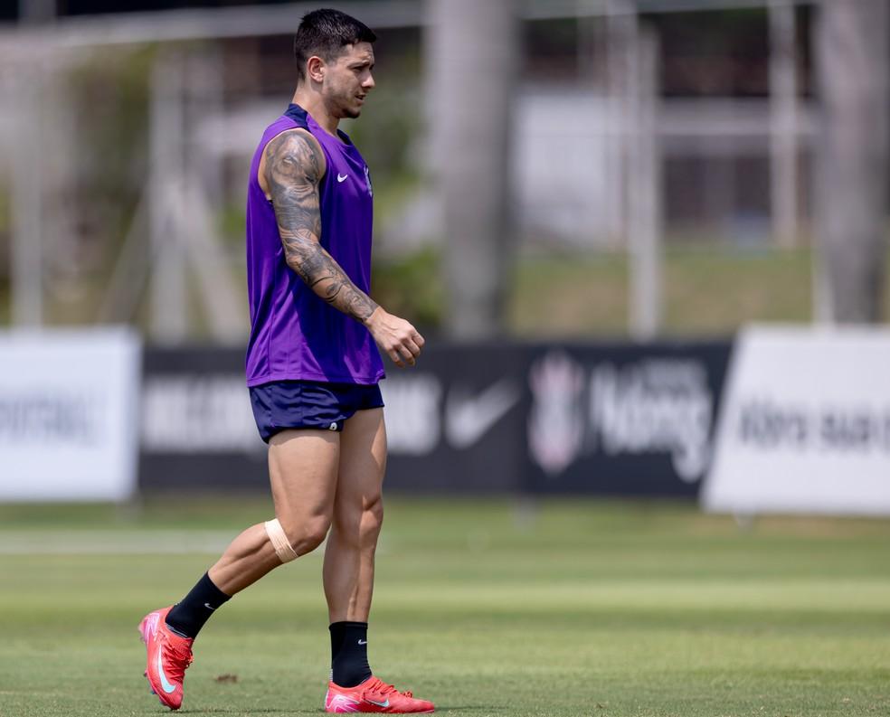 Garro vem treinando com proteção no joelho direito