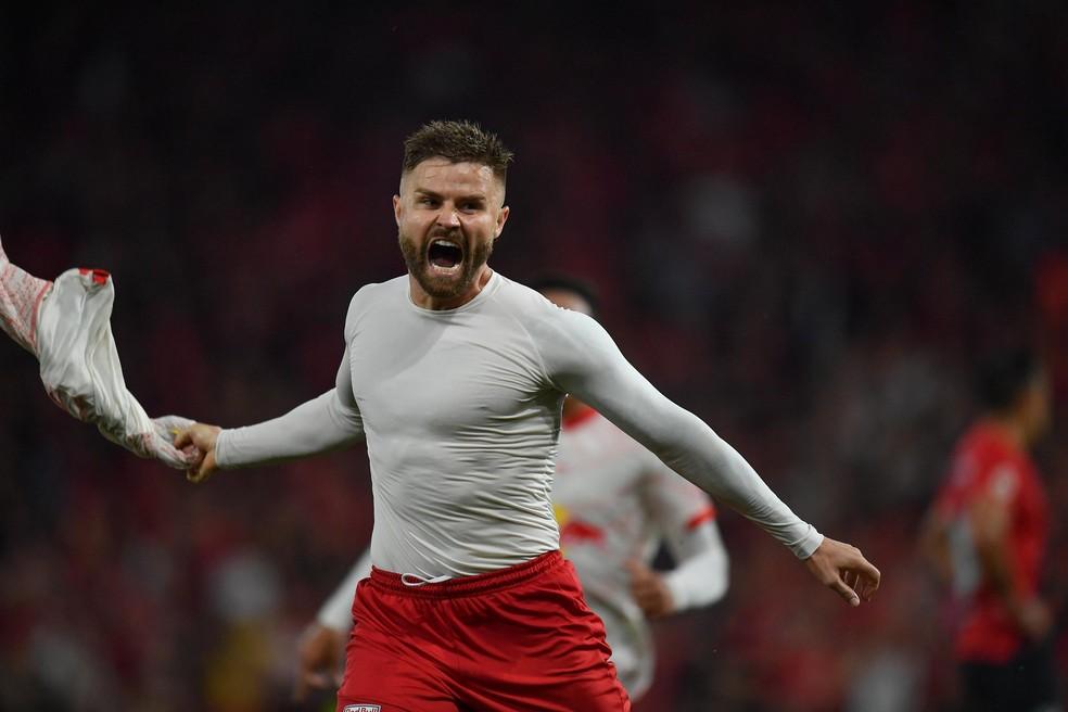 Eduardo Sasha, do Bragantino, comemora segundo gol contra o Athletico-PR