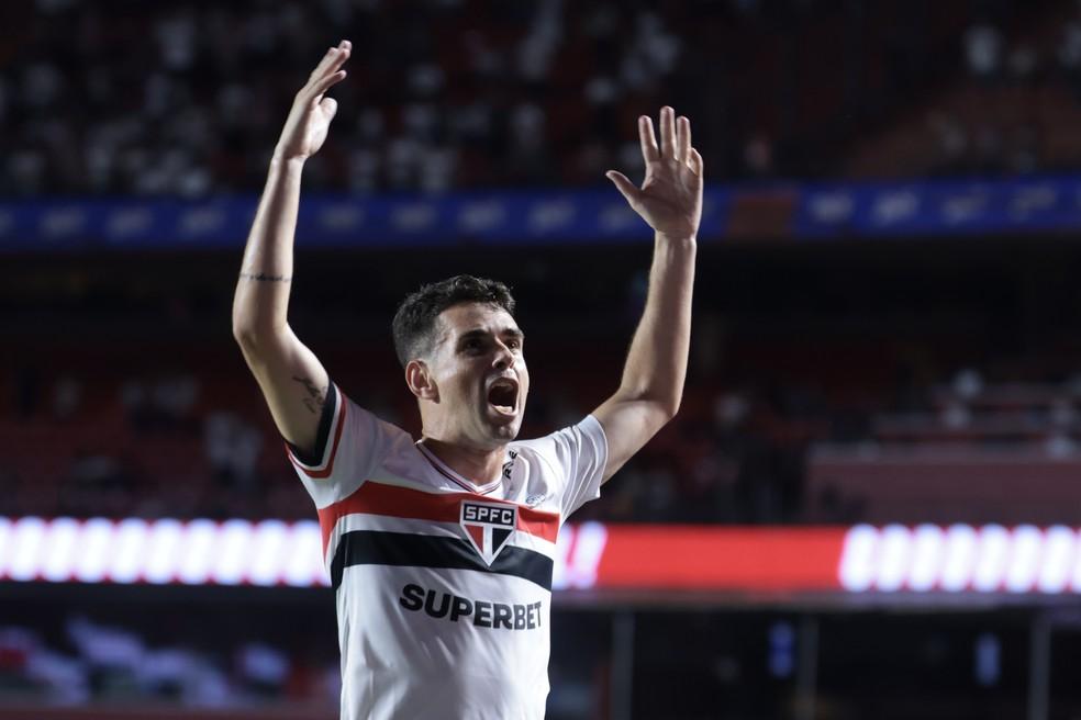Oscar comemora gol do São Paulo contra o Mirassol