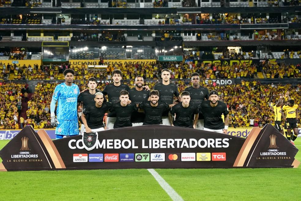 Jogadores titulares do Corinthians na partida contra o Barcelona de Guayaquil
