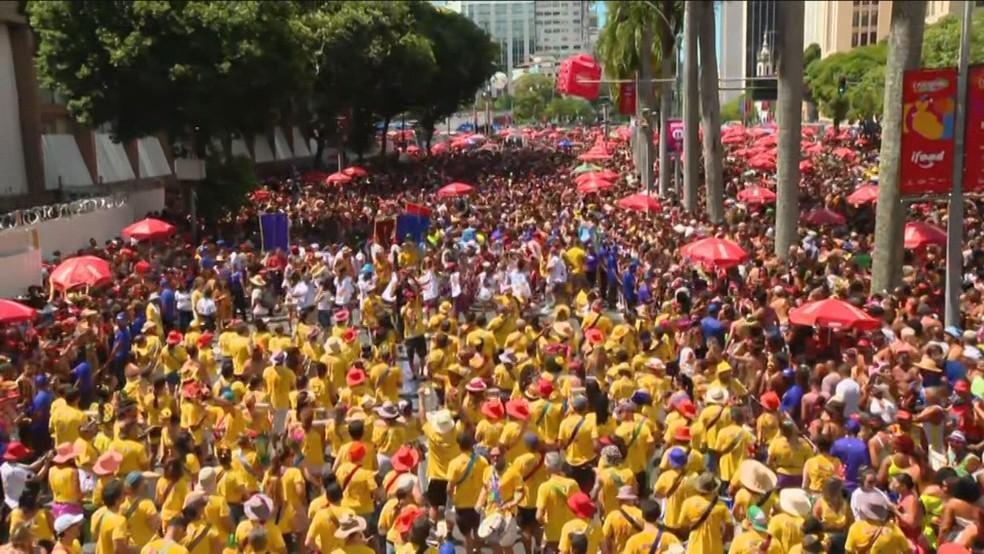 Foliões lotam as ruas do Centro do Rio para o desfile do Monobloco