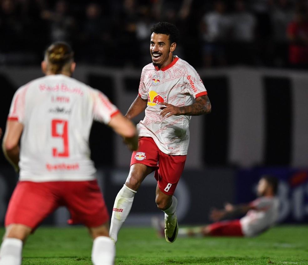 Lucas Evangelista comemora gol da vitória sobre Velo Clube