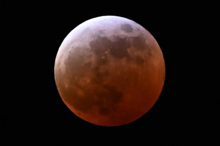 Eclipse lunar total em 2025