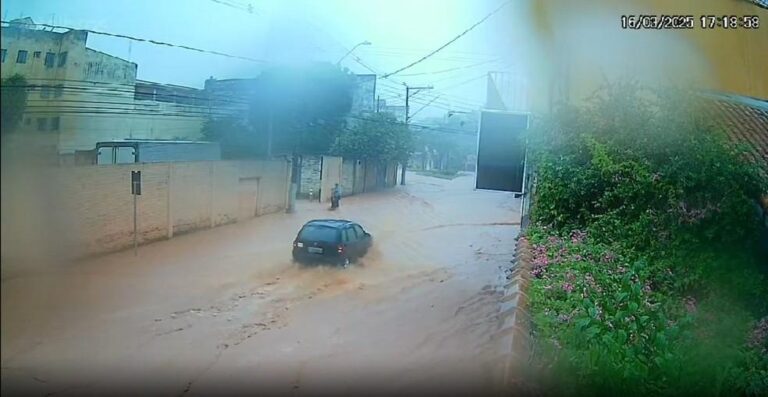 Temporal causa alagamentos e transtornos em Aparecida, SP