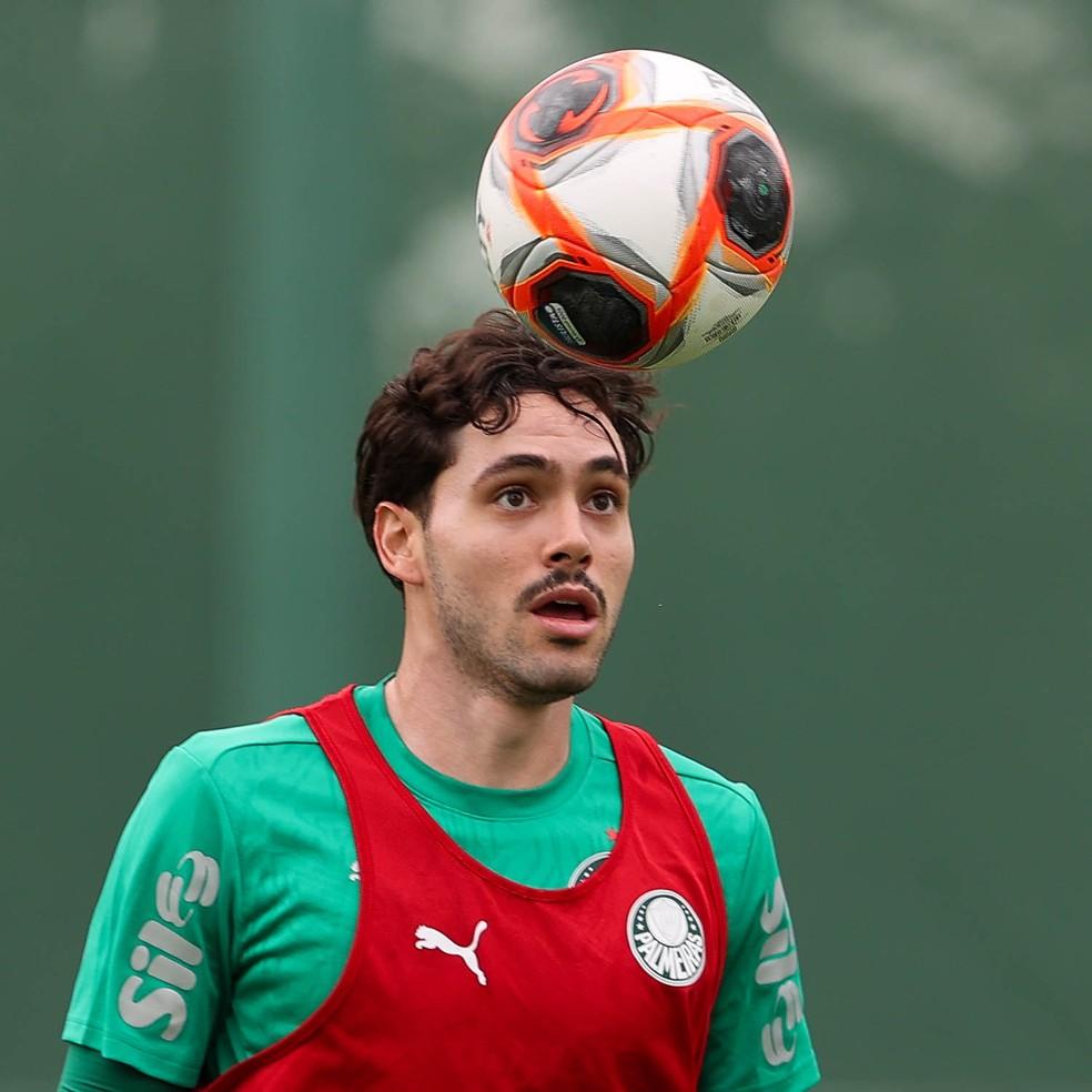 Mauricio durante treino do Palmeiras na Academia de Futebol