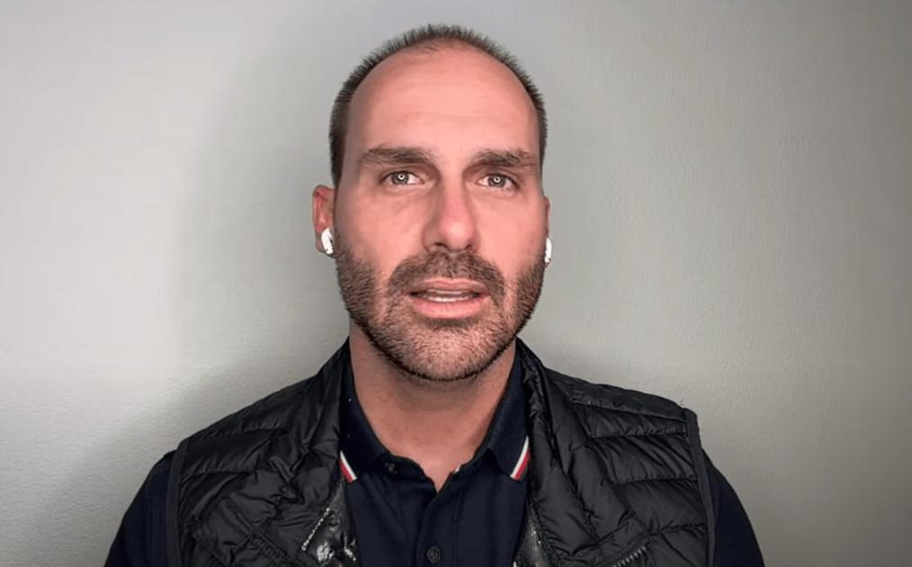 Eduardo Bolsonaro se licenciou de seu mandato de deputado federal e foi para os Estados Unidos.