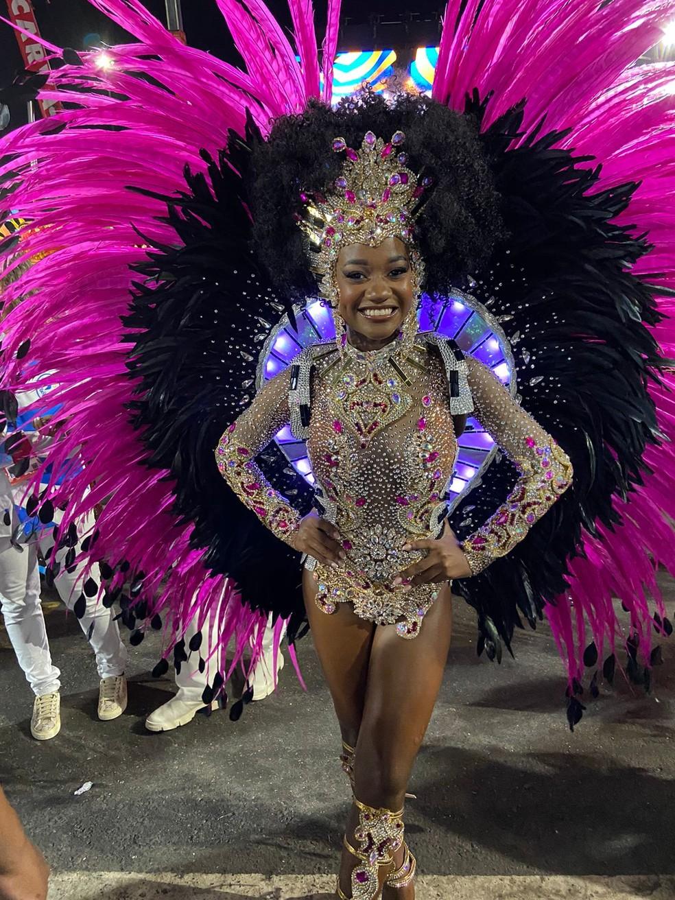 Lorena Raissa, rainha de bateria da Beija-Flor, celebra a maioridade e a gravidez na Sapucaí