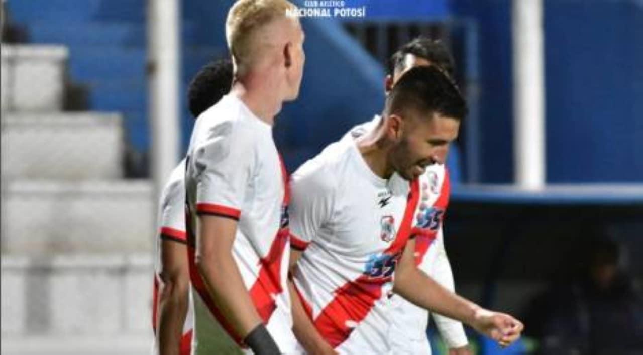 Torcedores durante um jogo em Potosí