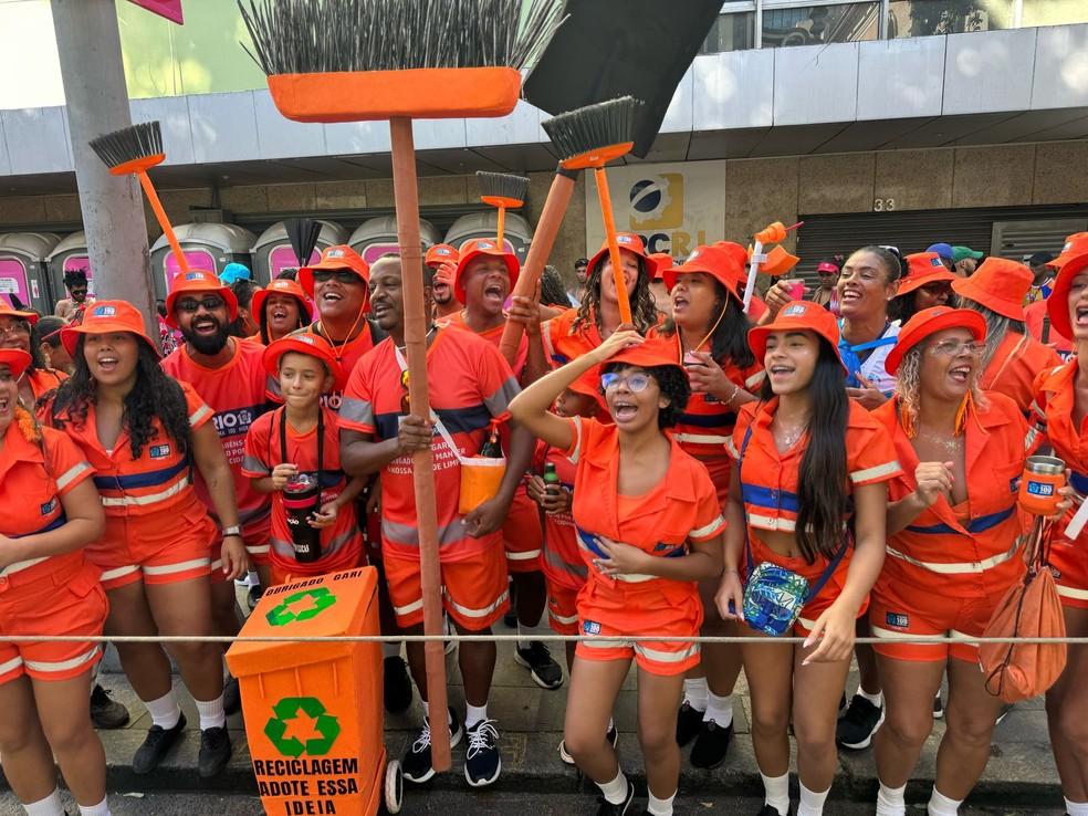 Grupo se fantasiou de garis no desfile do Cordão da Bola Preta.