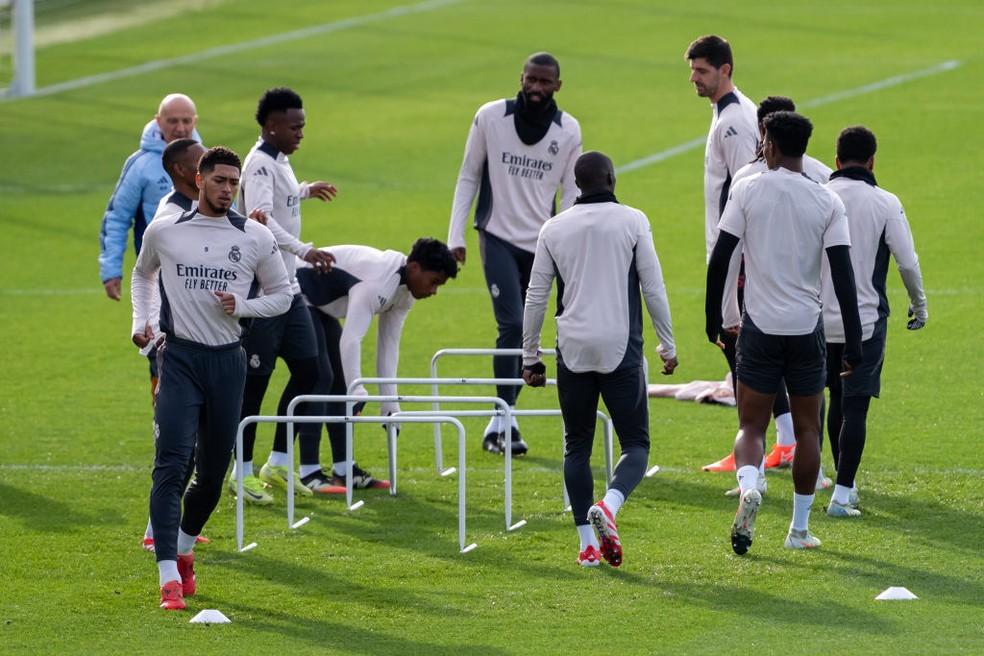 Real Madrid em treino antes da partida contra o Atlético de Madrid