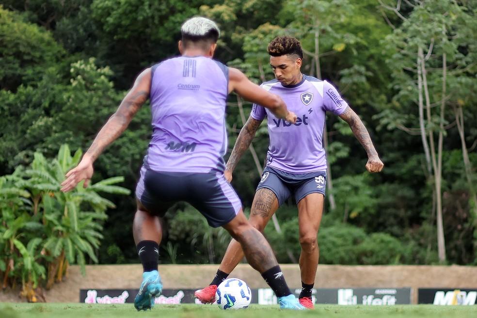 Igor Jesus e Matheus Martins em treino do Botafogo