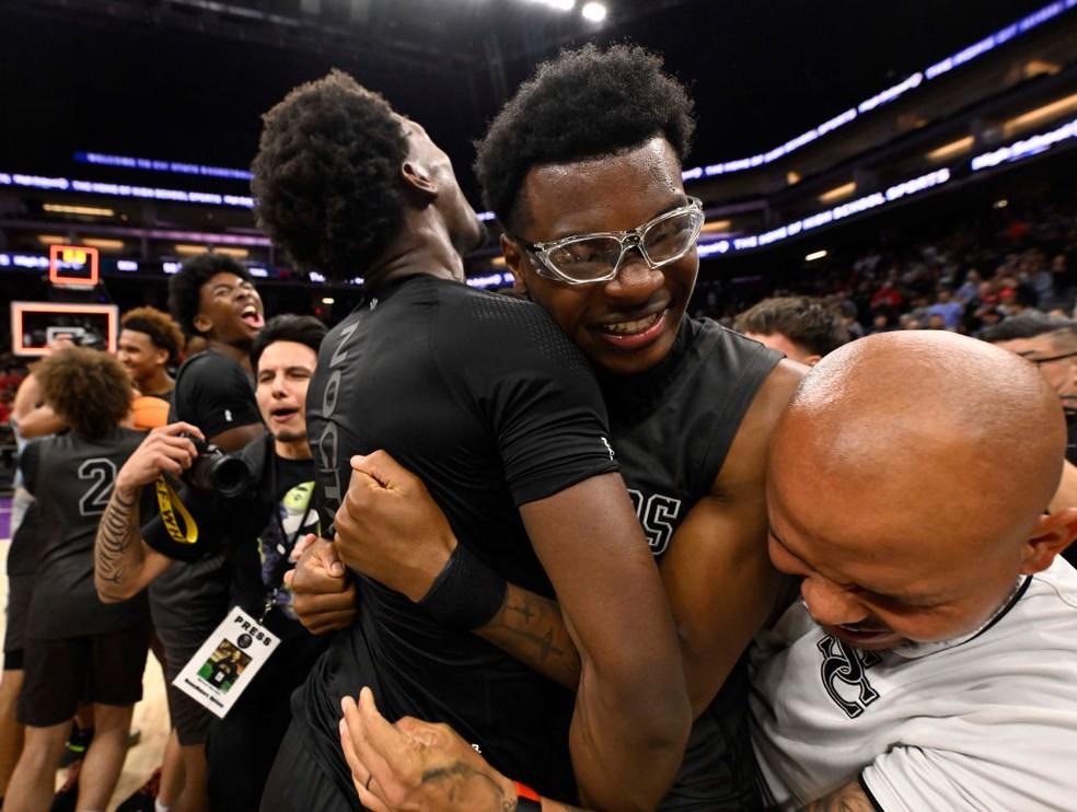 Bryce James é saudado após conquistar o título estadual da Califórnia