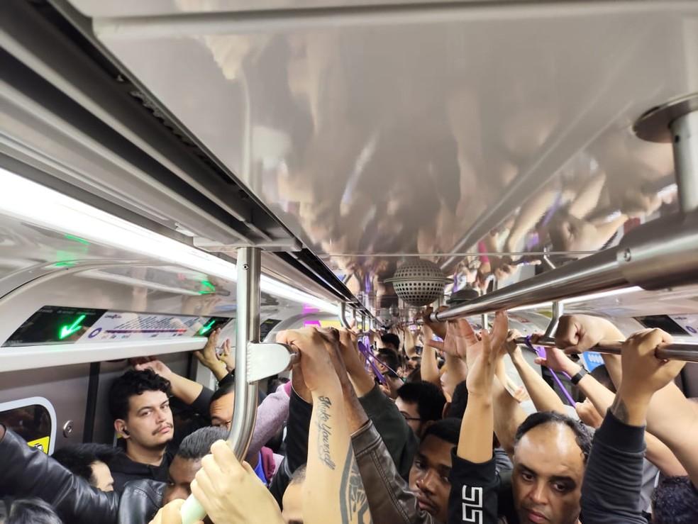 Trens lotados na Linha 5 - Lilás na manhã desta sexta-feira (21) devido ao furto de cabos de energia.