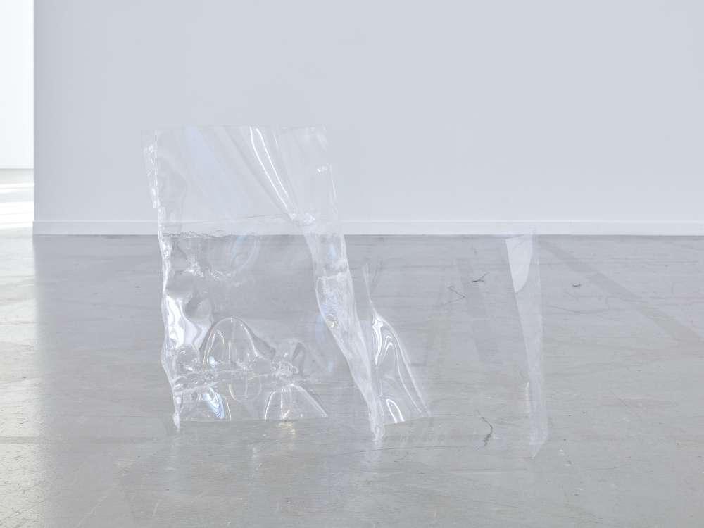 Instalação de escultura transparente por Olga Balema na Kunstverein em Hamburgo