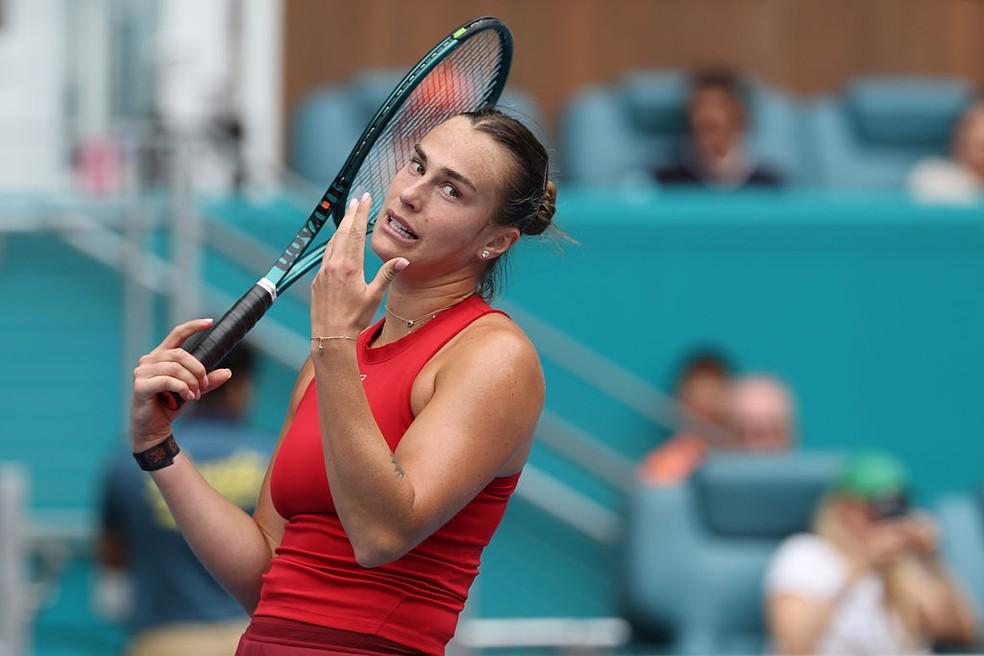 Aryna Sabalenka celebra a vitória no 1º set