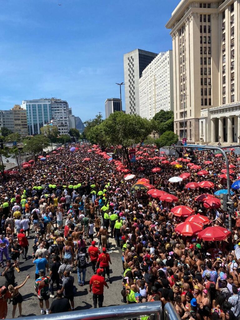 Rio de Janeiro se despede do Carnaval com blocos de Anitta e Monobloco