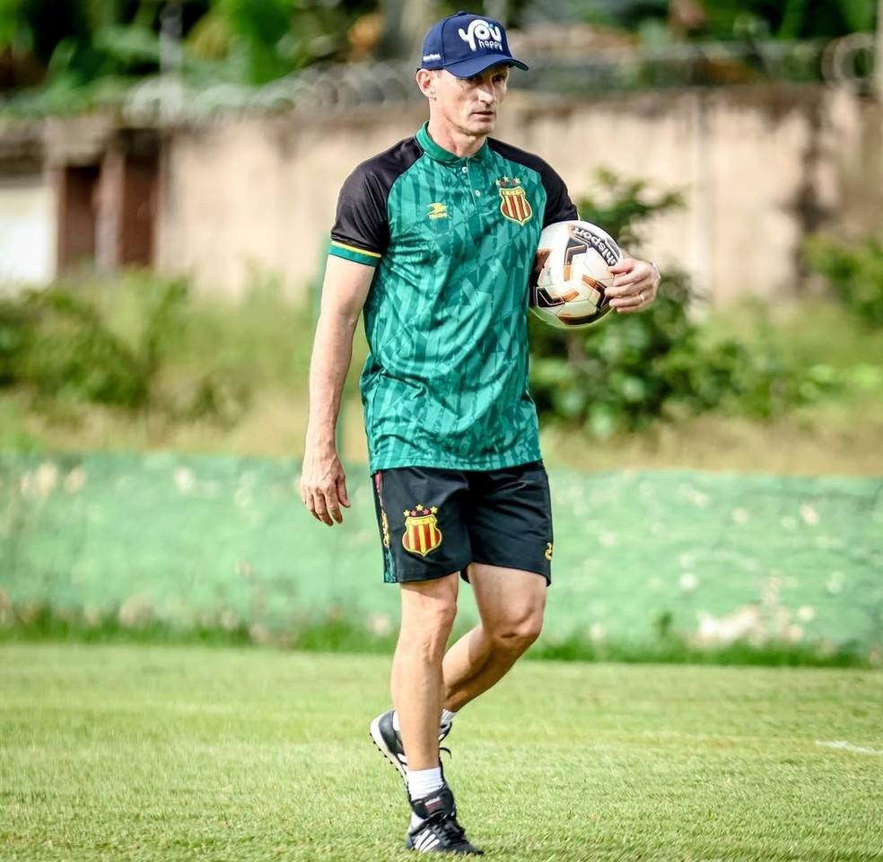 Gerson Gusmão, técnico do Sampaio