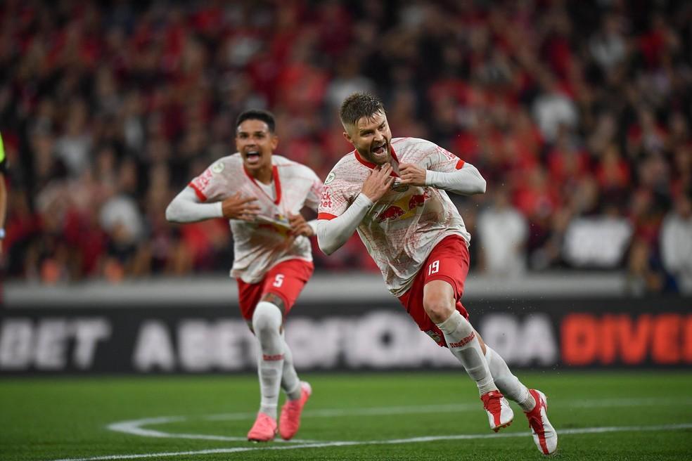 Eduardo Sasha, do Bragantino, comemora gol na vitória sobre o Athletico-PR