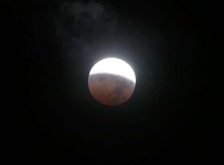 Lua de Sangue: Eclipse Total da Lua Fascina Milhares em Todo o Brasil