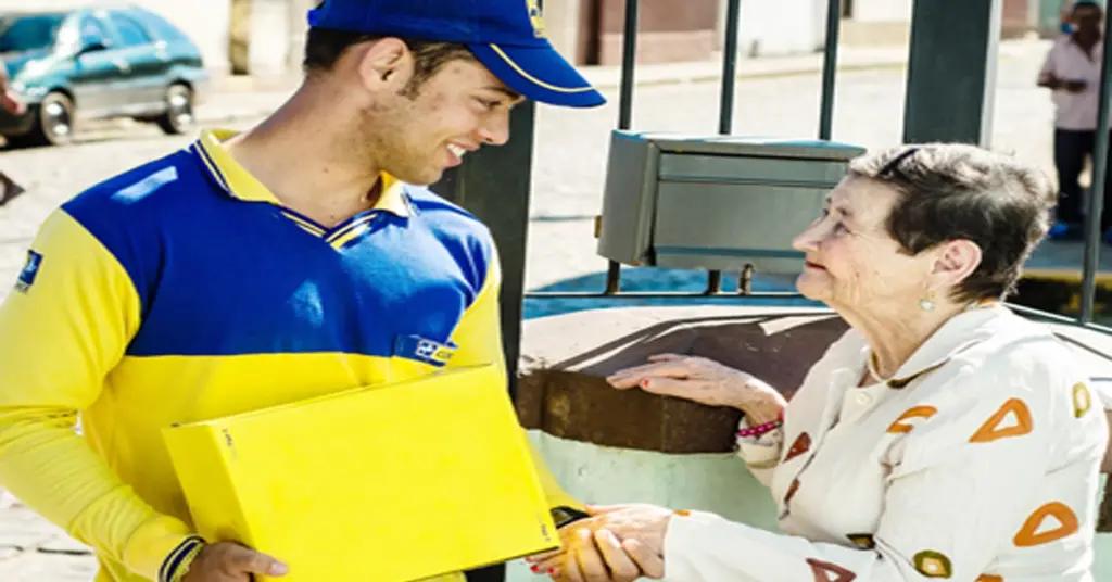 Entregador dos Correios em serviço de entrega