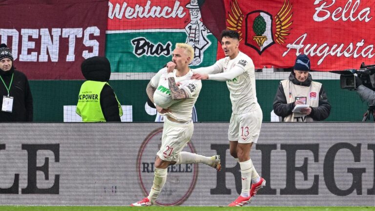 Augsburg bate Wolfsburg e se aproxima das vagas europeias na Bundesliga