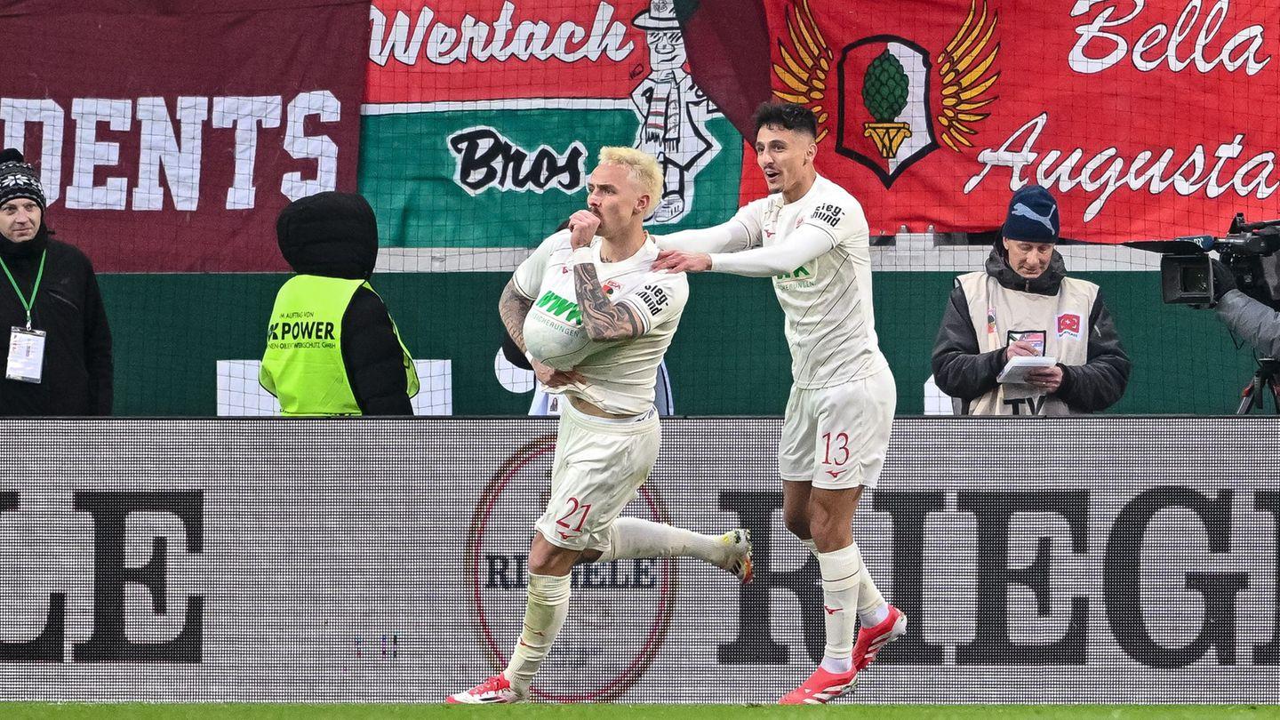 Phillip Tietz e seus companheiros comemoram o gol do FC Augsburg