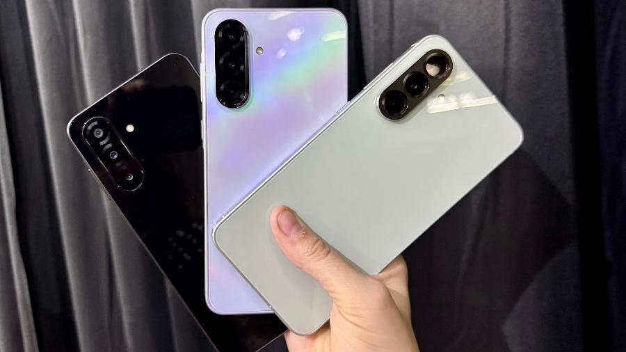 Galaxy A26, A36 e A56 (da esquerda para a direita)