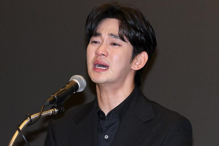 Kim Soo-hyun Refuta Rumores de Romance com Kim Sae-ron em Conferência Emocionante