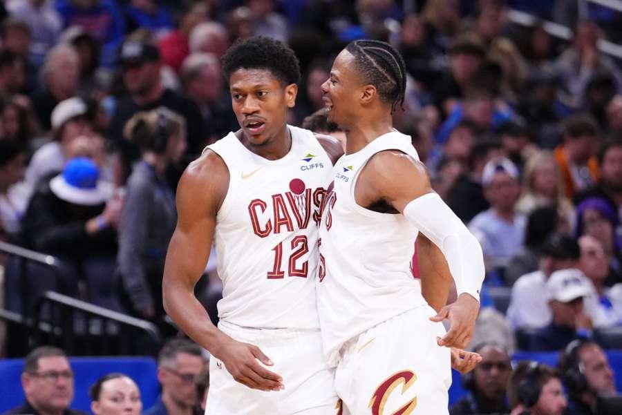 De'Andre Hunter e Isaac Okoro celebrando