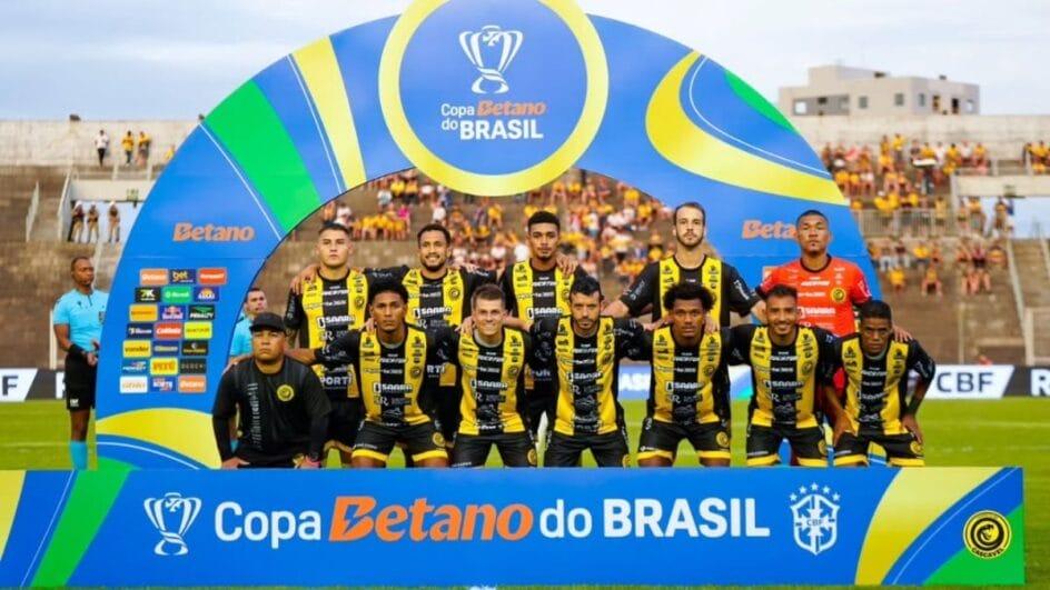 Jogadores do Cascavel com uniforme listrado em preto e amarelo