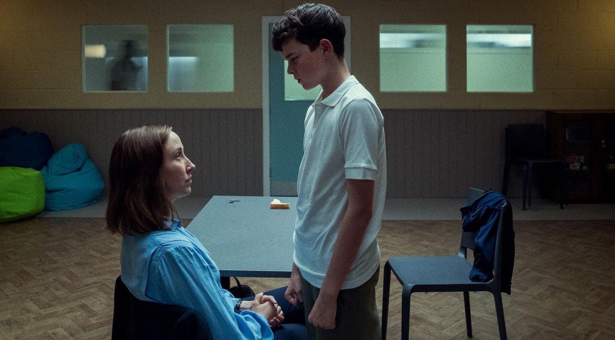 Erin Doherty e Owen Cooper em cena da série 'Adolescência'.