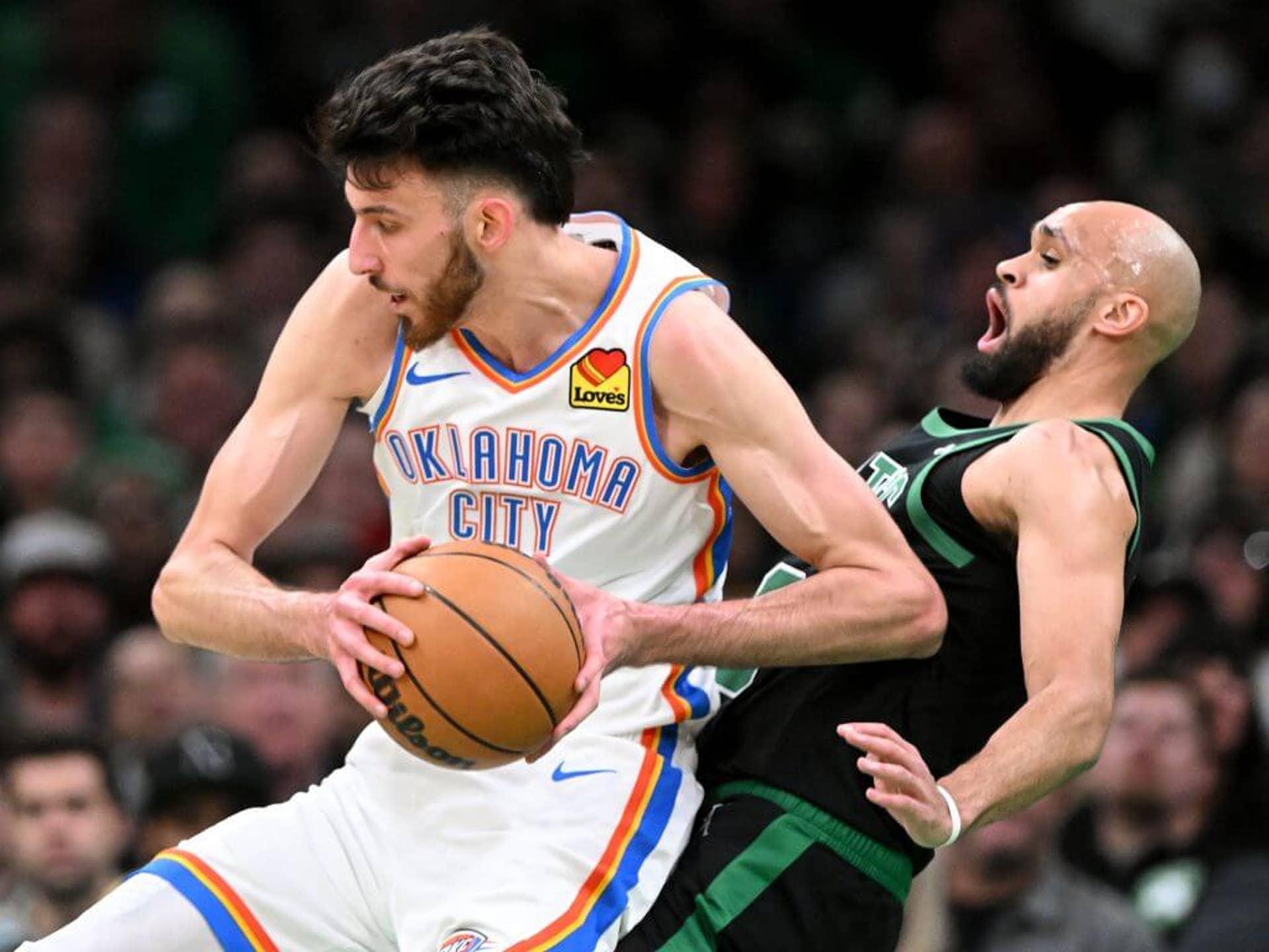 Chet Holmgren vai para a cesta contra Derrick White dos Boston Celtics
