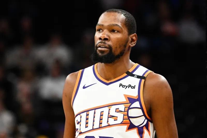 Kevin Durant dos Suns enfrentando o Kings
