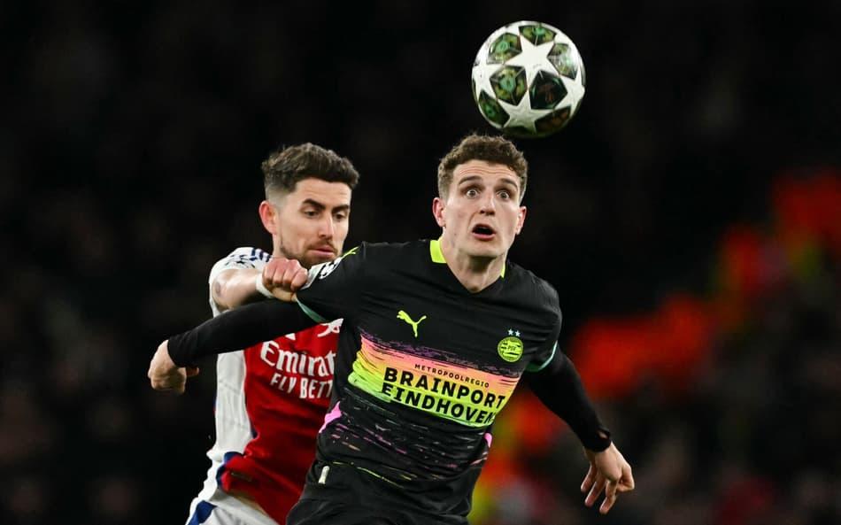 Jorginho disputa bola pelo Arsenal na Champions League