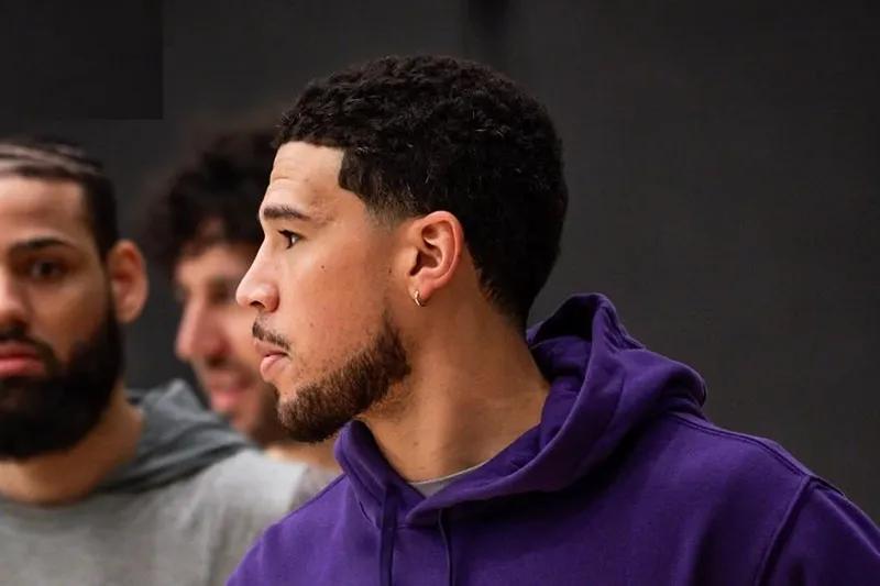 Devin Booker durante a partida contra os Lakers