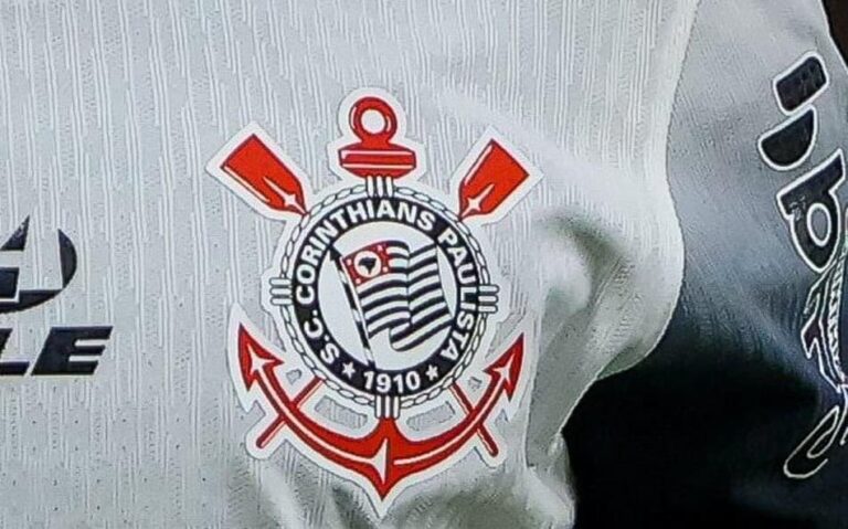 Éderson processa Corinthians por dívida de R$ 3,7 milhões