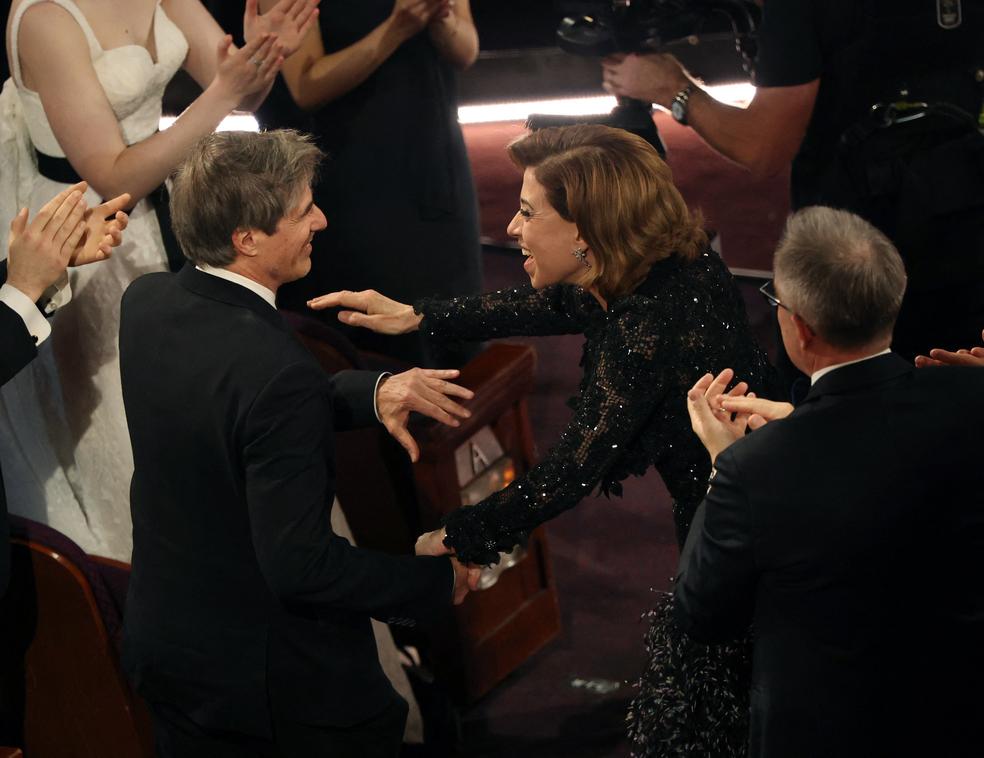 Fernanda Torres e Walter Salles celebram vitória de Ainda Estou Aqui no Oscar.