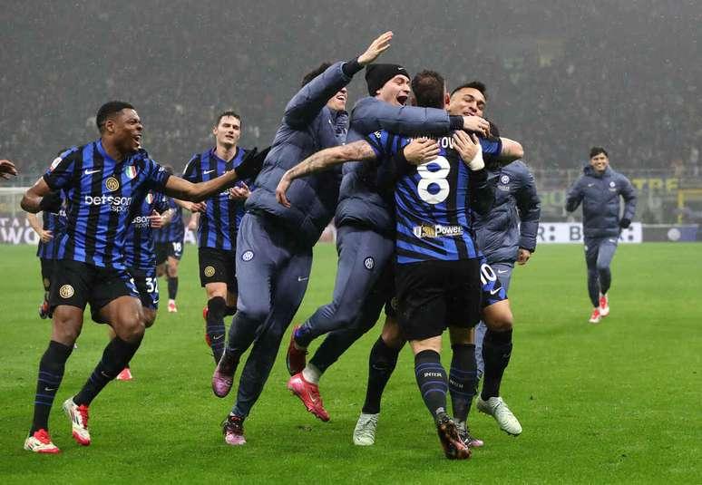 Elenco da Inter comemora gol contra a Lazio