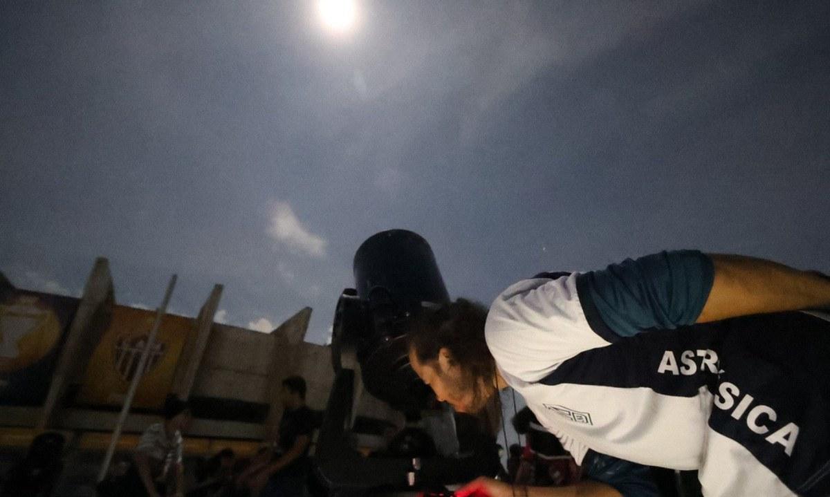 Observação do eclipse na esplanada do Mineirão