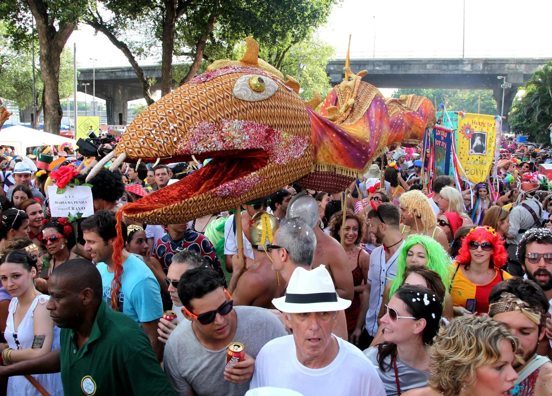 Bloco Boitatá canta grito de ‘Sem Anistia’ enquanto jorra mangueirão em foliões no Rio