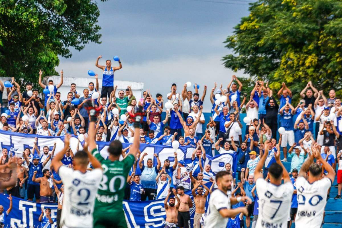 Torcida do Taubaté no estádio Martins Pereira