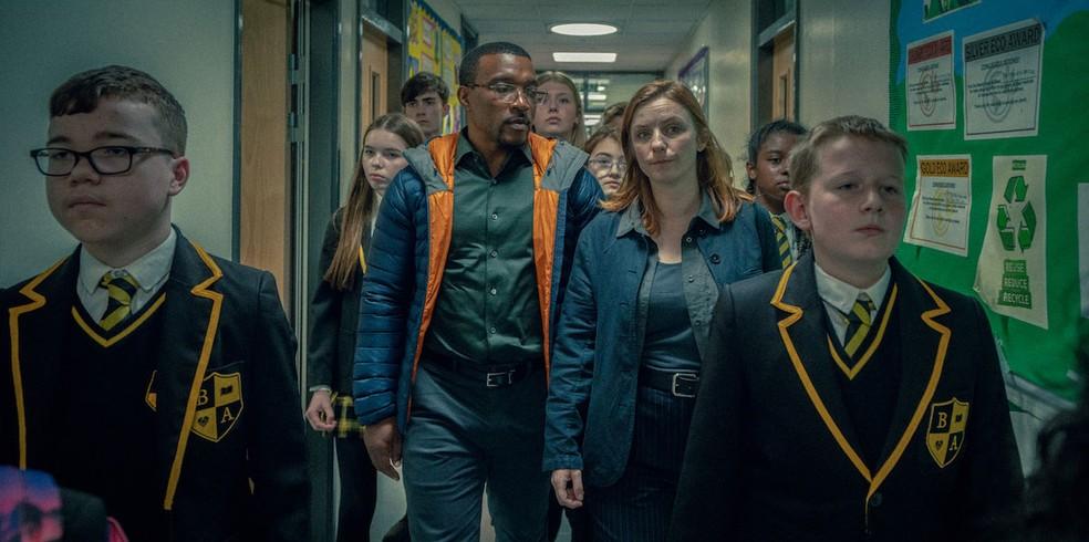 Os detetives Luke Bascombe (Ashley Walters) e Misha Frank (Faye Marsay) tentam descobrir a verdade por trás do crime em Adolescência