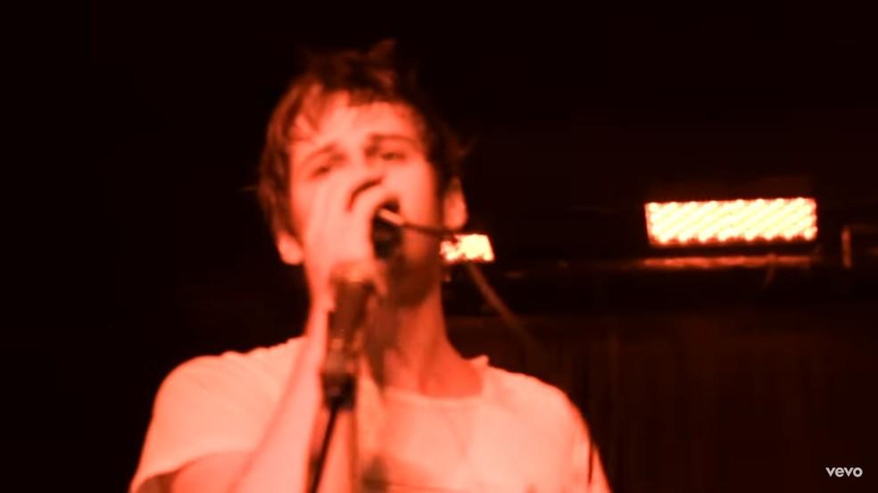 Mark Foster no clipe de 'Pumped Up Kicks'