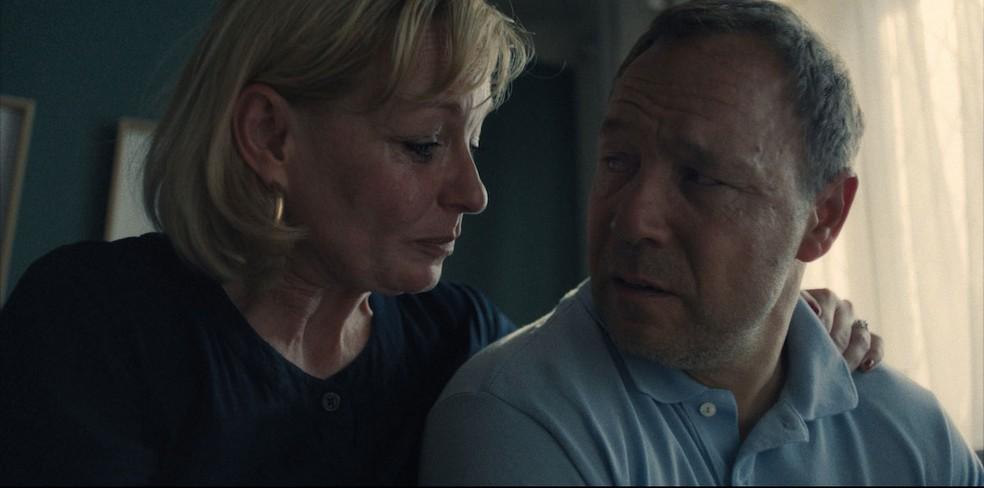 Adolescência traz o pior pesadelos dos pais para a porta da família Miller, cujo pai Eddie Miller é interpretado pelo cocriador da série Stephen Graham