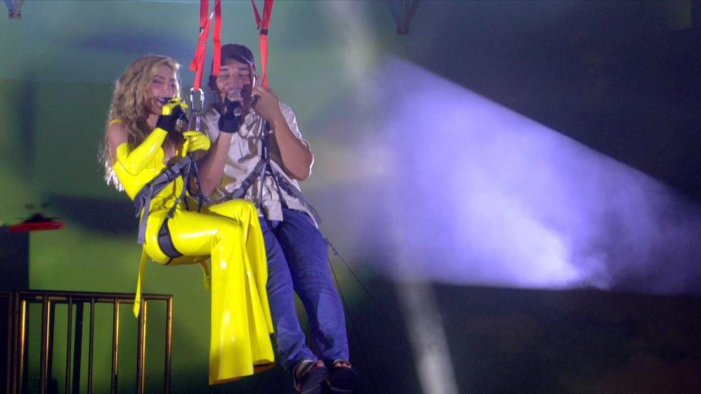 Manu Bahtidão e João Gomes chegam de tirolesa na Festa do BBB 25