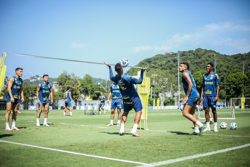 Jogadores do Santos em treino no CT Rei Pelé